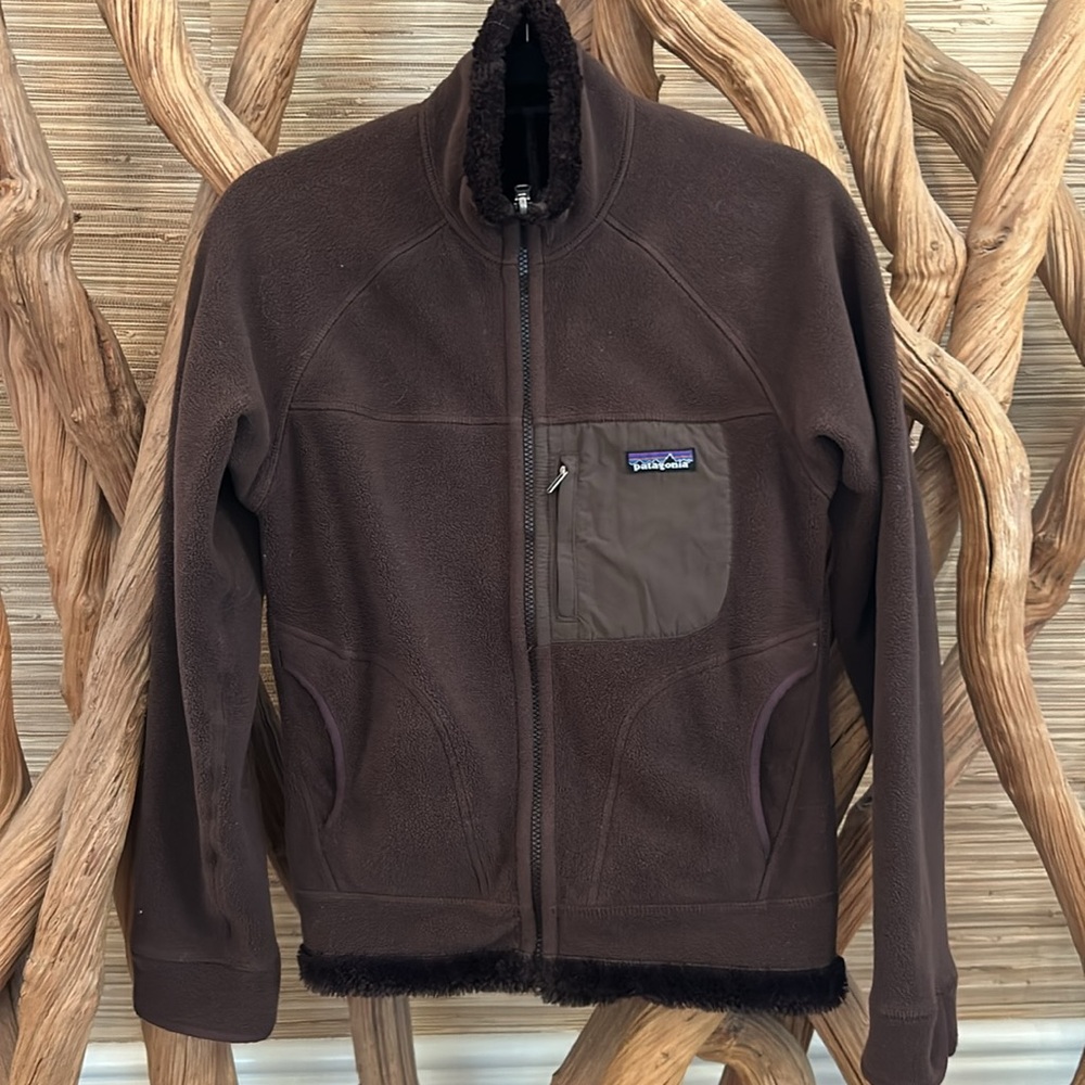 Unique vintage Reversible Patagonia cozy jacket
Xs but could pass for xl kids